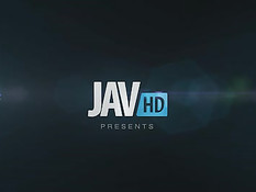 Парни трогают бритую киску японки Arisa Nakano и ебут вибраторами