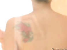 Азиатка Charmane Star отмыла мужчину в ванне и сделала массаж