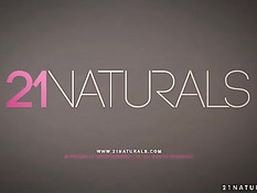 Фотосессия с сисястой блондинкой Mia Angel быстро перешла в секс