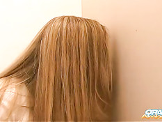 Блондиночка решила отсосать и подрочить просунутый в дыру член