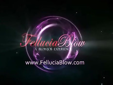 Красивая блондинка с пирсингом носа сосёт и дрочит бритый член