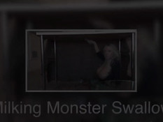 Грудастая блондинка высасывает сперму из просунутого в дыру хуя