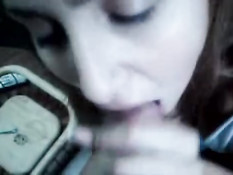 Девчонка крупным планом сосёт член и получает сперму на язычок