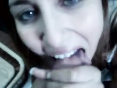 Девчонка крупным планом сосёт член и получает сперму на язычок