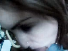 Девчонка крупным планом сосёт член и получает сперму на язычок