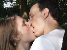 Симпатичная девчонка отсасывает мужчине и проглатывает сперму