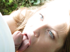 Симпатичная девчонка отсасывает мужчине и проглатывает сперму