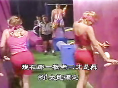 Девушки соревнуются кто первая доведёт парня до семяизвержения