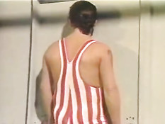 Девушки соревнуются кто первая доведёт парня до семяизвержения