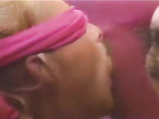 Девушки соревнуются кто первая доведёт парня до семяизвержения