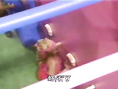 Девушки соревнуются кто первая доведёт парня до семяизвержения