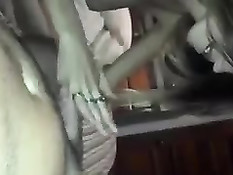 Нежная молодая девка языком и руками довела до семяизвержения