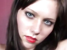 Связанную голубоглазую брюнетку трахают в попу, рот и влагалище