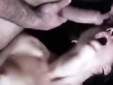 Связанную голубоглазую брюнетку трахают в попу, рот и влагалище