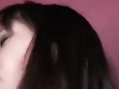 Связанную голубоглазую брюнетку трахают в попу, рот и влагалище