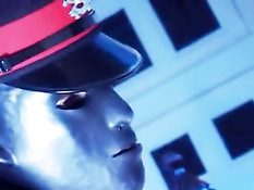 Госпожа в латексном наряде трахает секс рабыню и смуглого раба