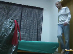 Очень гибкая девушка с хвостиками трахается в экзотических позах