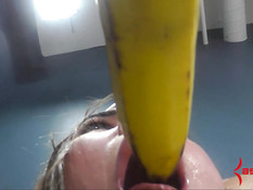 Девка в маске обезьяны делает глубокий отсос и даёт трахать в зад