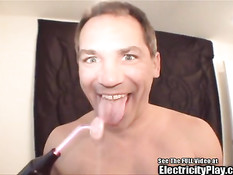 Мужчина приковал цепями к кровати голую шлюху и отъебал током