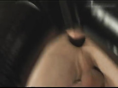 Хозяйка в латексном комбинезоне ебёт страпоном голого секс раба