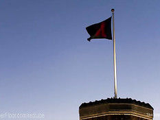 Парень ебёт на кровати секс рабынь Samantha Rone и Amanda Tate