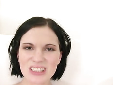 Русская брюнеточка отсосала член и дала отъебать в киску и очко