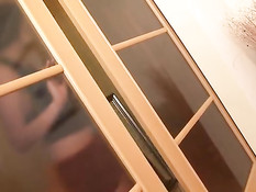 Рыжая русская девушка вместе с брюнеткой ебётся с одним парнем