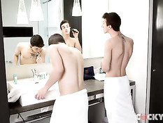Молодые геи целуются перед зеркалом в ванной и ебутся на полу