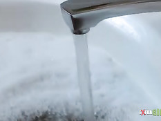 Гомосексуальный парень дрочит свой член в ванне с горячей водой