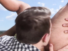 Двое голубых парней целовались возле сарая и ебались на помосте