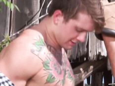 Двое голубых парней целовались возле сарая и ебались на помосте