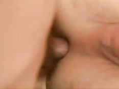 Молодой гей расцеловал своего друга и оттрахал в попу на кровати