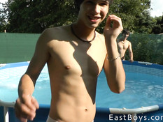 Двое голубых парней летом купаются голышом в открытом бассейне