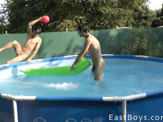 Двое голубых парней летом купаются голышом в открытом бассейне