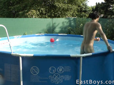 Двое голубых парней летом купаются голышом в открытом бассейне