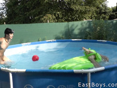 Двое голубых парней летом купаются голышом в открытом бассейне