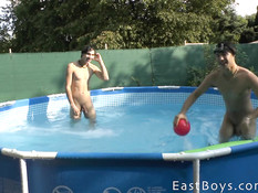 Двое голубых парней летом купаются голышом в открытом бассейне