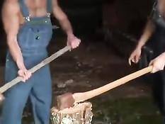 Гомосексуальные фермеры отсасывают члены и трахаются в туалете