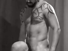 Мускулистые голубые мужики с татуировками сосут и ебутся в жопу