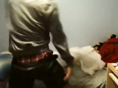 Гомосексуальный парень раздевается под музыку и трясёт задницей