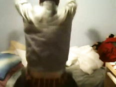 Гомосексуальный парень раздевается под музыку и трясёт задницей