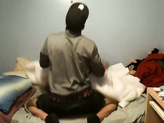 Гомосексуальный парень раздевается под музыку и трясёт задницей