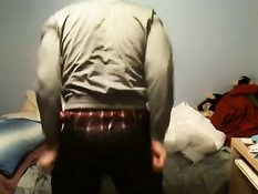 Гомосексуальный парень раздевается под музыку и трясёт задницей