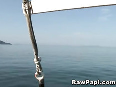 Двое гомосексуальных любовников занялись сексом на яхте в море