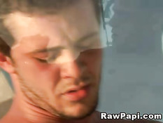 Двое гомосексуальных любовников занялись сексом на яхте в море