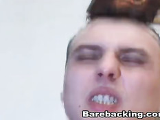 Двое геев целовались, отсасывали и занимались любовью на диване