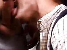 Голубые познакомились в туалете и занялись сексом в позе раком