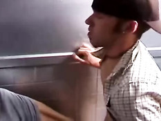 Голубые познакомились в туалете и занялись сексом в позе раком