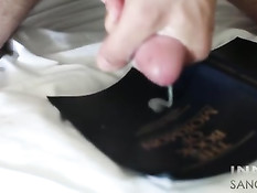 Гомосексуальный парень с татуировками в постели дрочит свой хуй