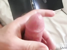 Гомосексуальный парень с татуировками в постели дрочит свой хуй